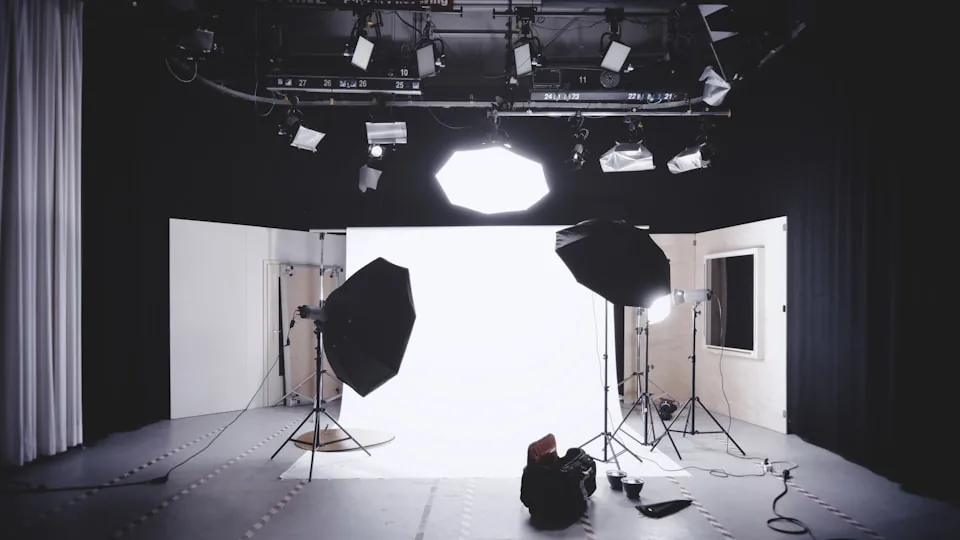 Malé světlé studio se softboxy a stropními světly během přípravy